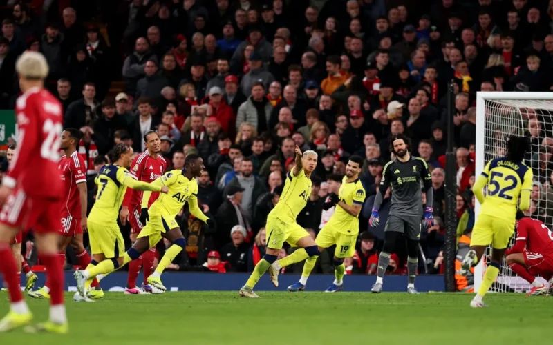 توتنهام يخطف نقطة ثمينة من ليفربول بهدف قاتل في الوقت بدل الضائع